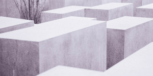 Das Holocaust-Mahnmal in Berlin beim Brandenburger Tor.