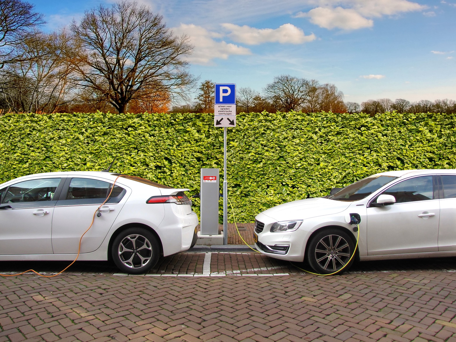 Das soll die Zukunft sein. Auto tanken nur noch Strom. Doch es werden noch zu wenige E-Autos zugelassen. Es hakt scheinbar an der Infrastruktur.