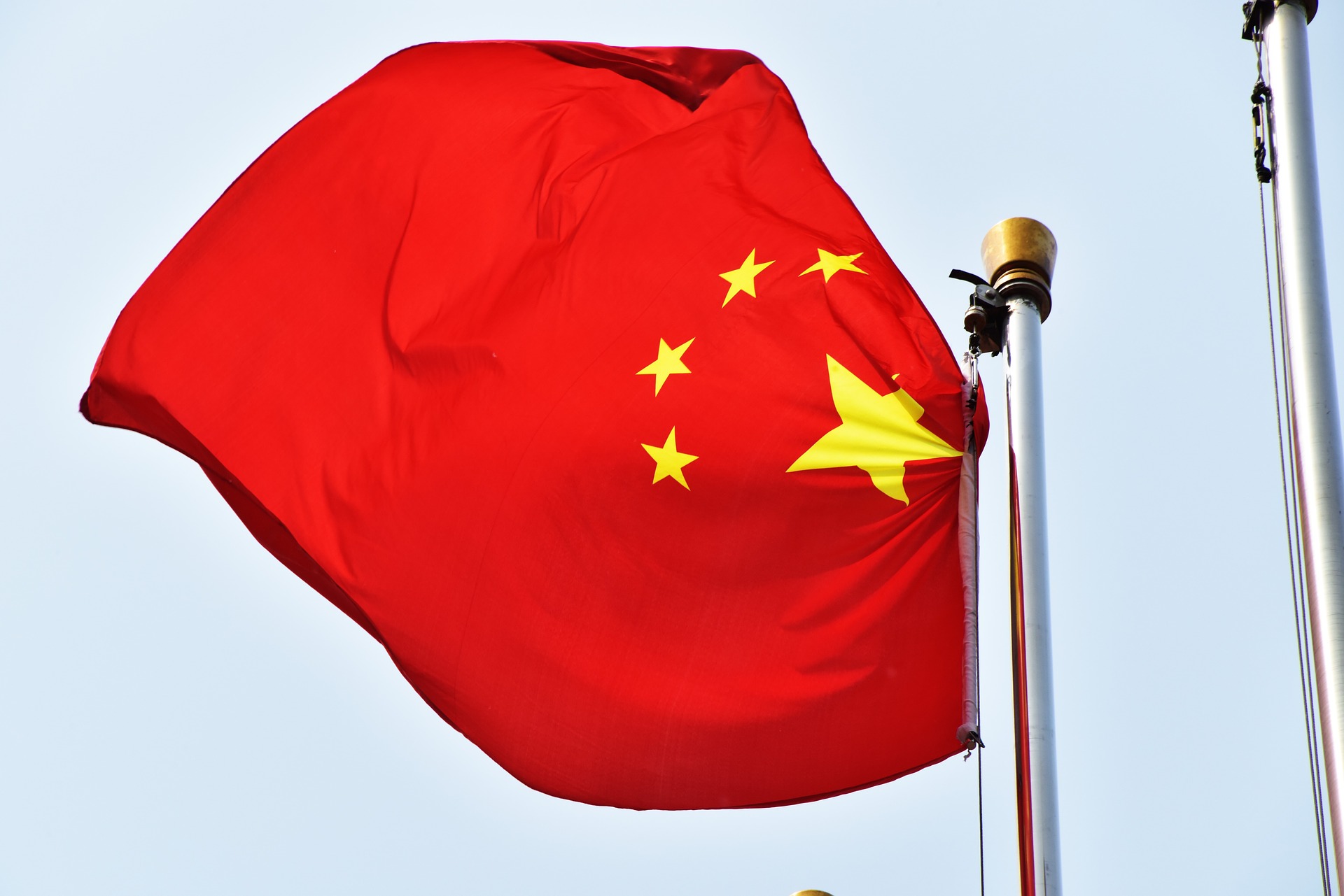 In China steigt der Zubau bei Solarenergie. Gleichzeitig investiert das Land aber weiterhin massiv in Kohlekraftwerke.