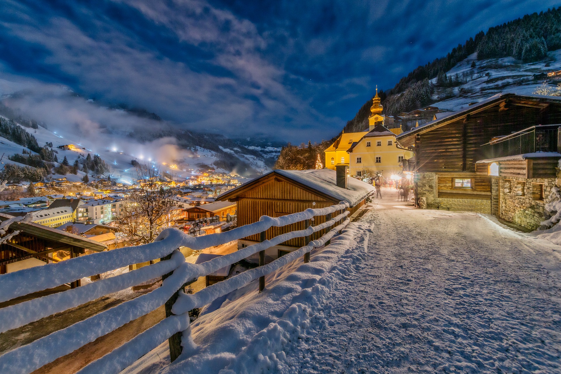 Je kälter es ist, desto mehr heizen wir. Allerdings sind gerade Neubauten heute so gut isoliert, dass die Heizkosten im Winter nicht höher sind, als früher. Im Gegenteil: Oft sind sie sogar niedriger. Hier der Stadtrand von Salzburg.