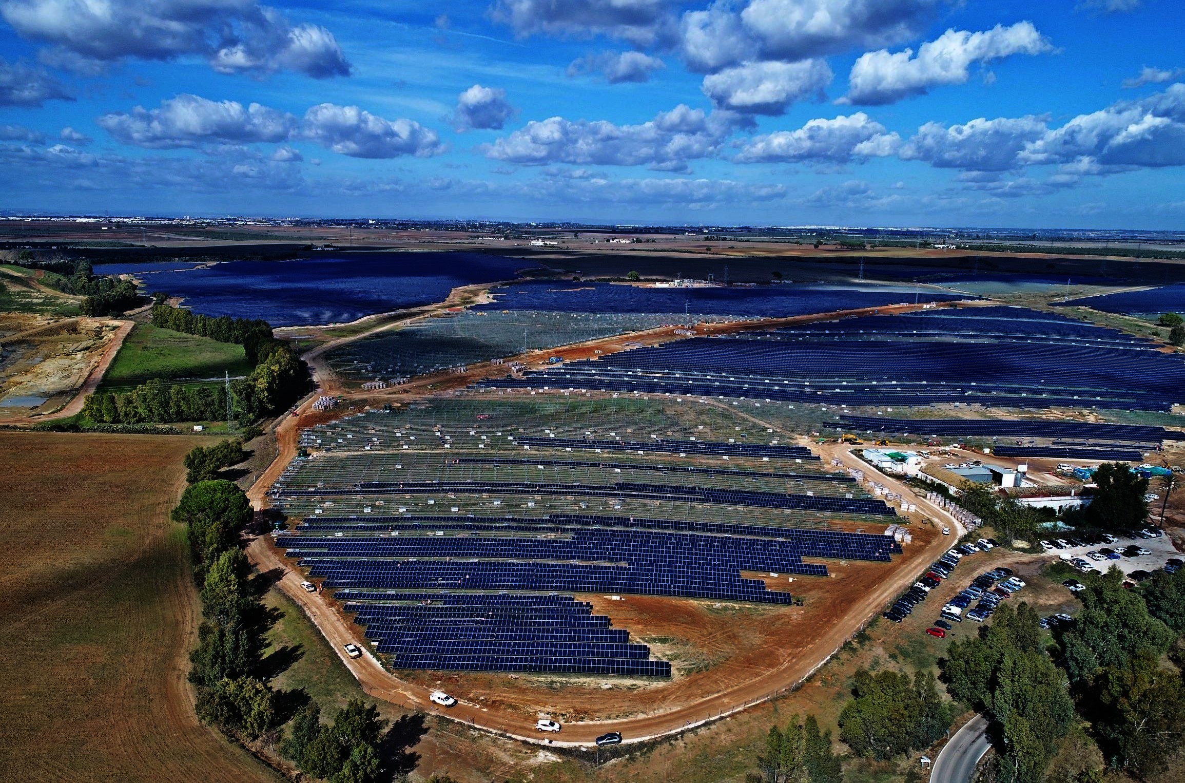 Die BayWa AG hat über ihre Beteiligung BayWa r.e. renewable energy GmbH den Solarpark „Don Rodrigo” in Südspanien an einen Konzernmandanten der MEAG, Vermögensmanager von Munich Re und ERGO, verkauft. Insgesamt wurden in der 20 Kilometer südlich von Sevilla gelegenen Anlage rund 500.000 Solarmodule auf einer Fläche von 265 Hektar installiert. Die Gesamtleistung des Parks beträgt 175 Megawatt, die sich damit in der Größenordnung eines konventionellen Spitzenlastkraftwerks bewegt. Mit den so erzeugten 300 Gigawattstunden können pro Jahr rund 93.000 spanische Haushalte mit Strom versorgt werden. (Text: Aus Pressemitteilung).